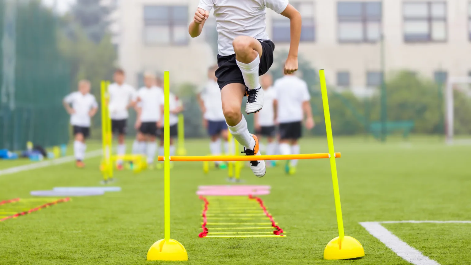 Jugador saltando una valla en una sesión de entrenamiento